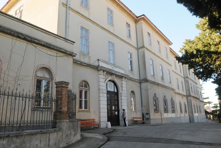 Nekadašnji ulaz u pulsku bolnicu sa Zagrebačke ulice (Snimio Dejan Štifanić / Arhiva)